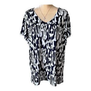 Women’s Plus Top Black and White Print Size 3X Short Pleated Sleeves NWT